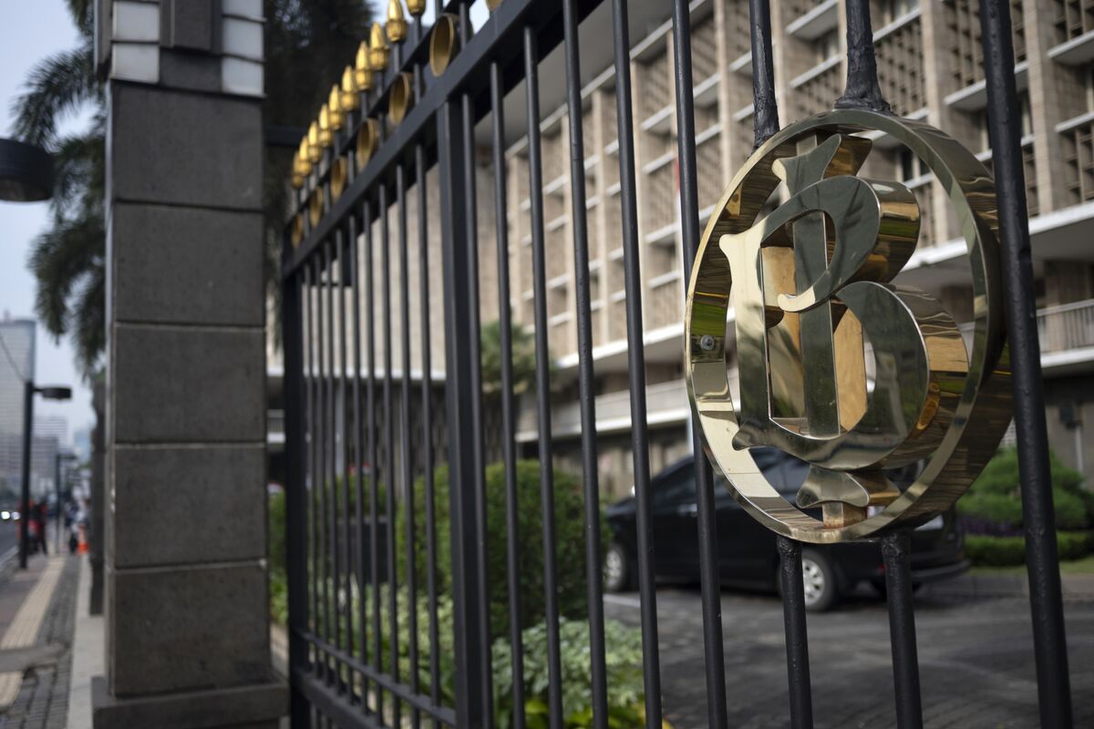 Bank Indonesia Sees No Urgent Need for Rate Hikes to Aid Rupiah - Bloomberg
