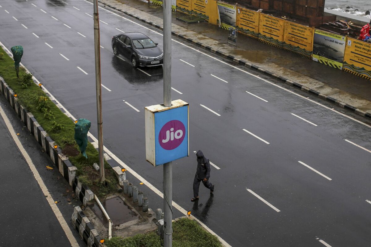 Ambani’s Jio Plans Its Biggest Bond in Debt Market Return