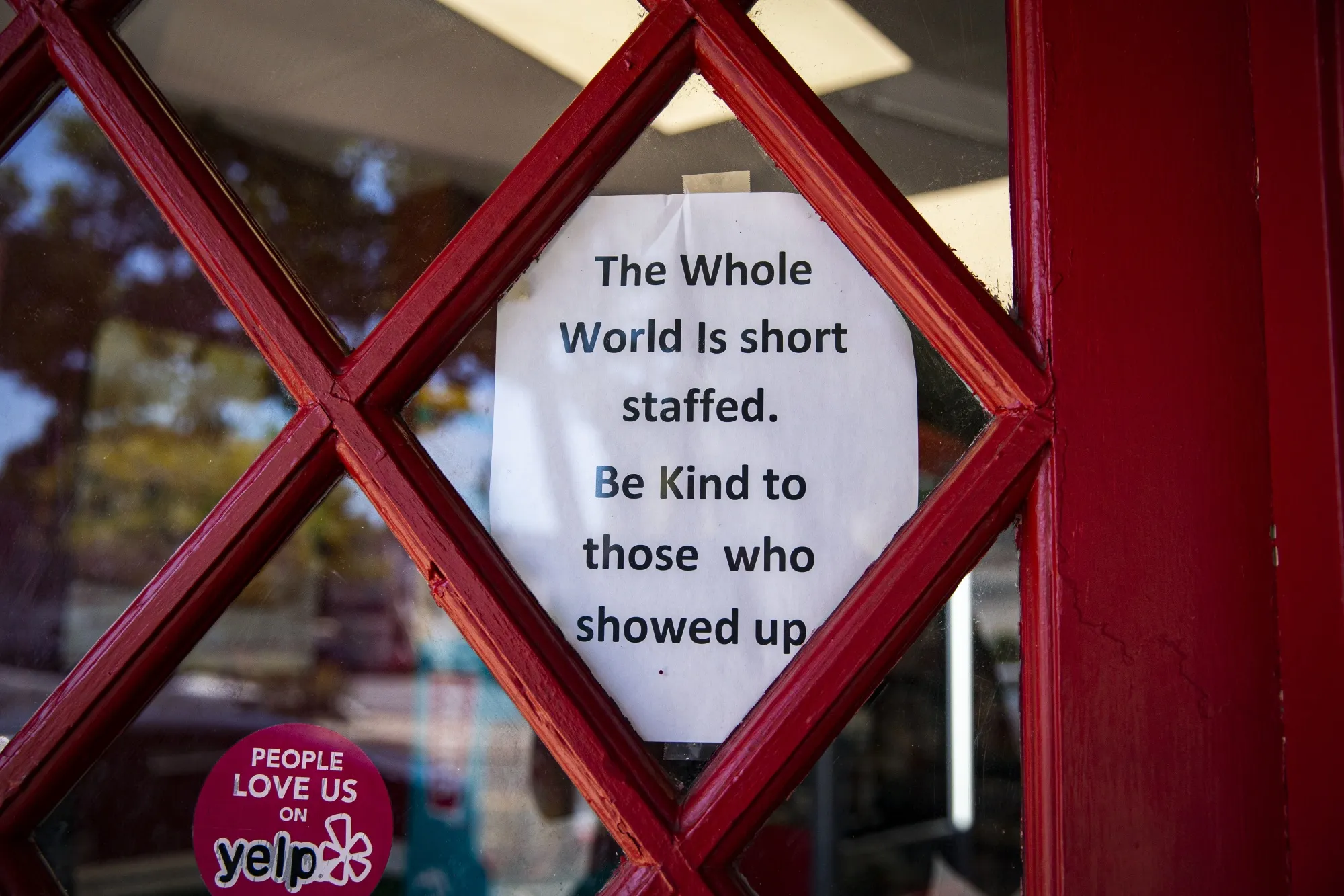 A worker shortage sign posted on the front door of a store in Ocean City, New Jersey, US, on Thursday, Aug. 18, 2022.&nbsp;