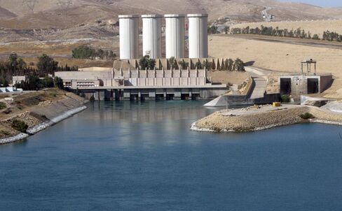 Iraq’s Biggest Dam at Risk as Militants Battle Kurds for Control
