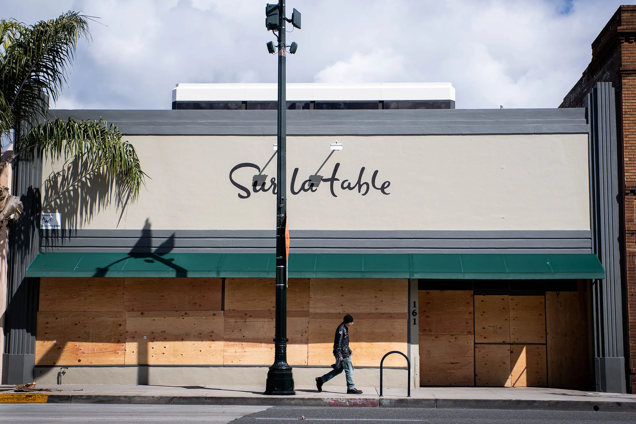 A man passes a boarded up Sur La Table&nbsp;in Pasadena, California on&nbsp;March 23.&nbsp;