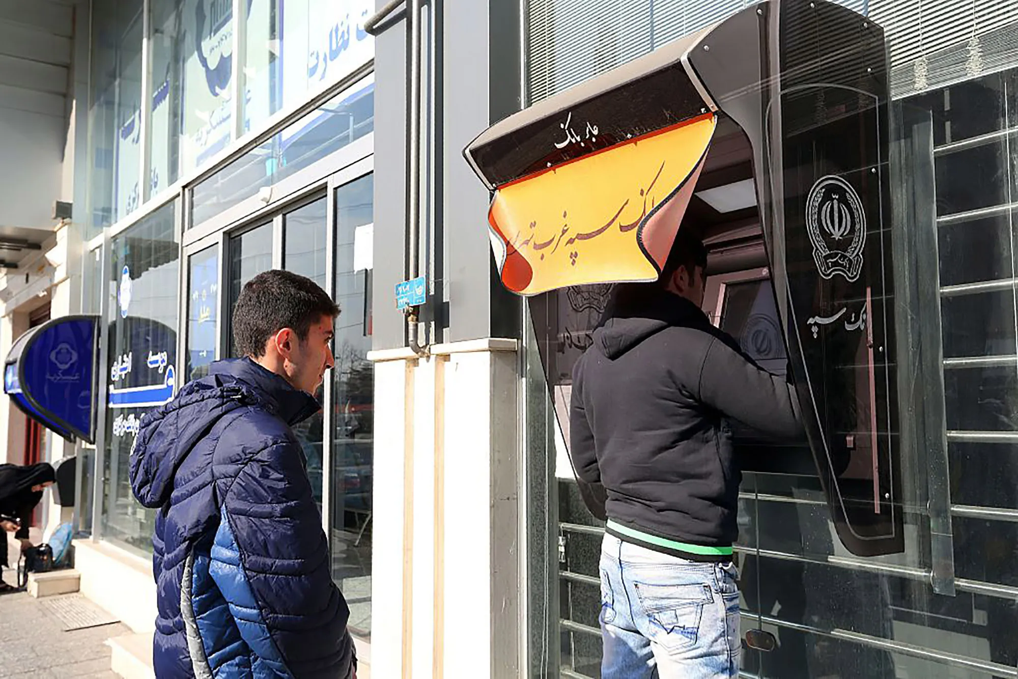 IRAN-BANK-ECONOMY-POLITICS