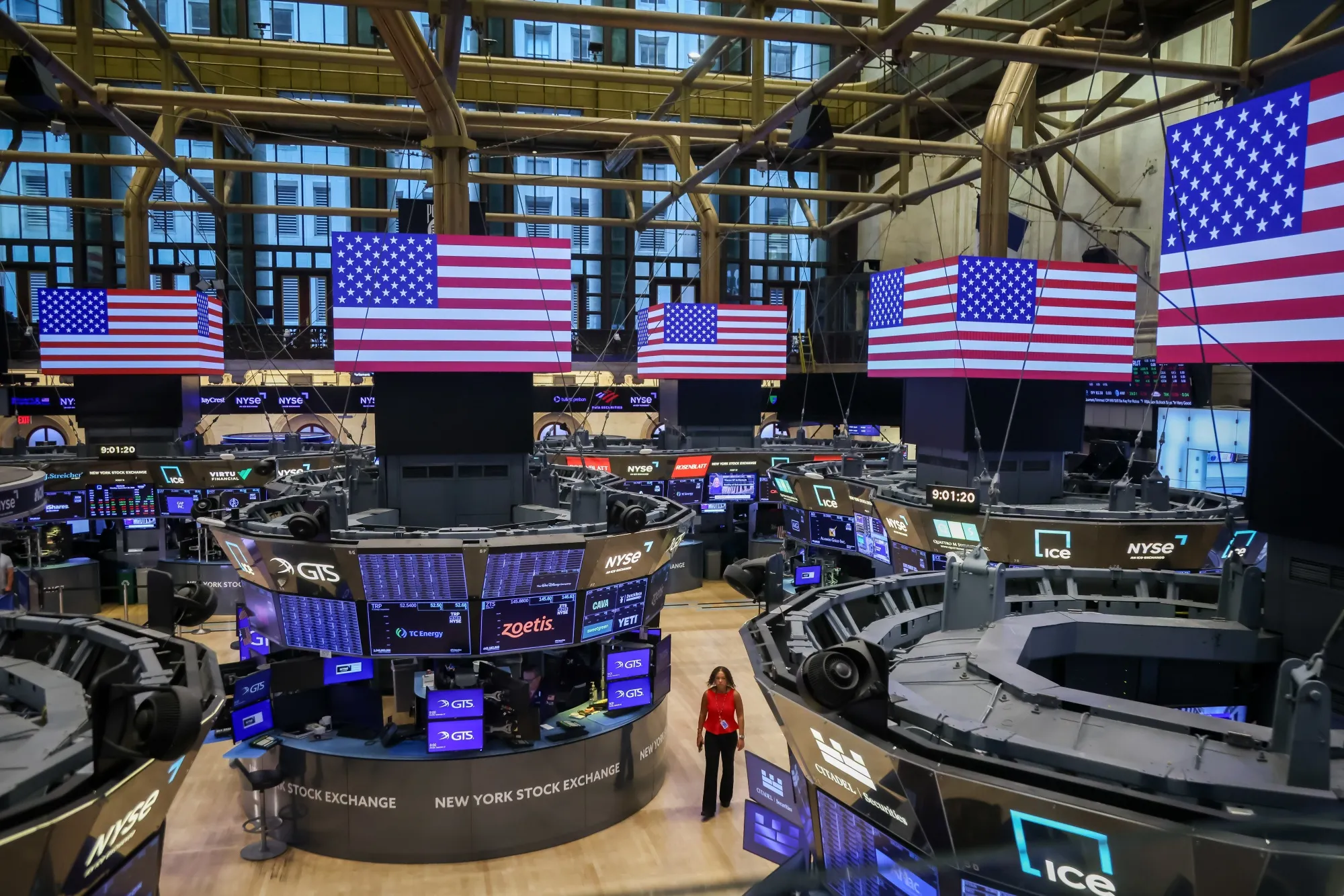 Traders work on the floor of the New York Stock Exchange (NYSE) in New York, US, on Monday, Sept. 22, 2025. Wall Street traders left stocks hovering near all-time highs amid calls for a break after a $15 trillion rally from April lows