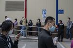 スーパーマーケットの外で並ぶ人々（北京、５月12日）