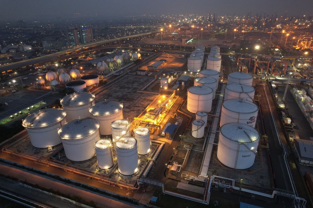 Oil Extends Decline on US Recession Concern, Inventory Build - Bloomberg