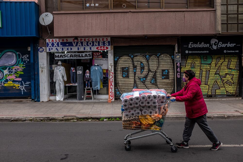 Chileans Swamp Pension Offices As Strict Coronavirus Lockdown Continues
