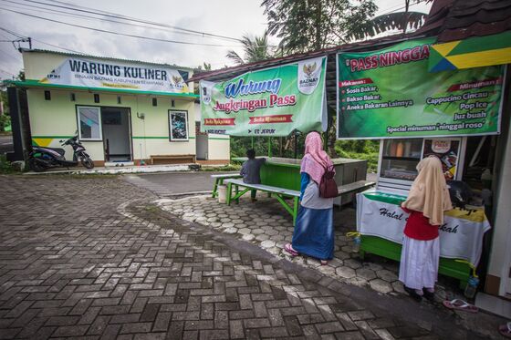 2 Million Jobless Motorbike Drivers Show Covid's Toll on Indonesia's Gig Economy