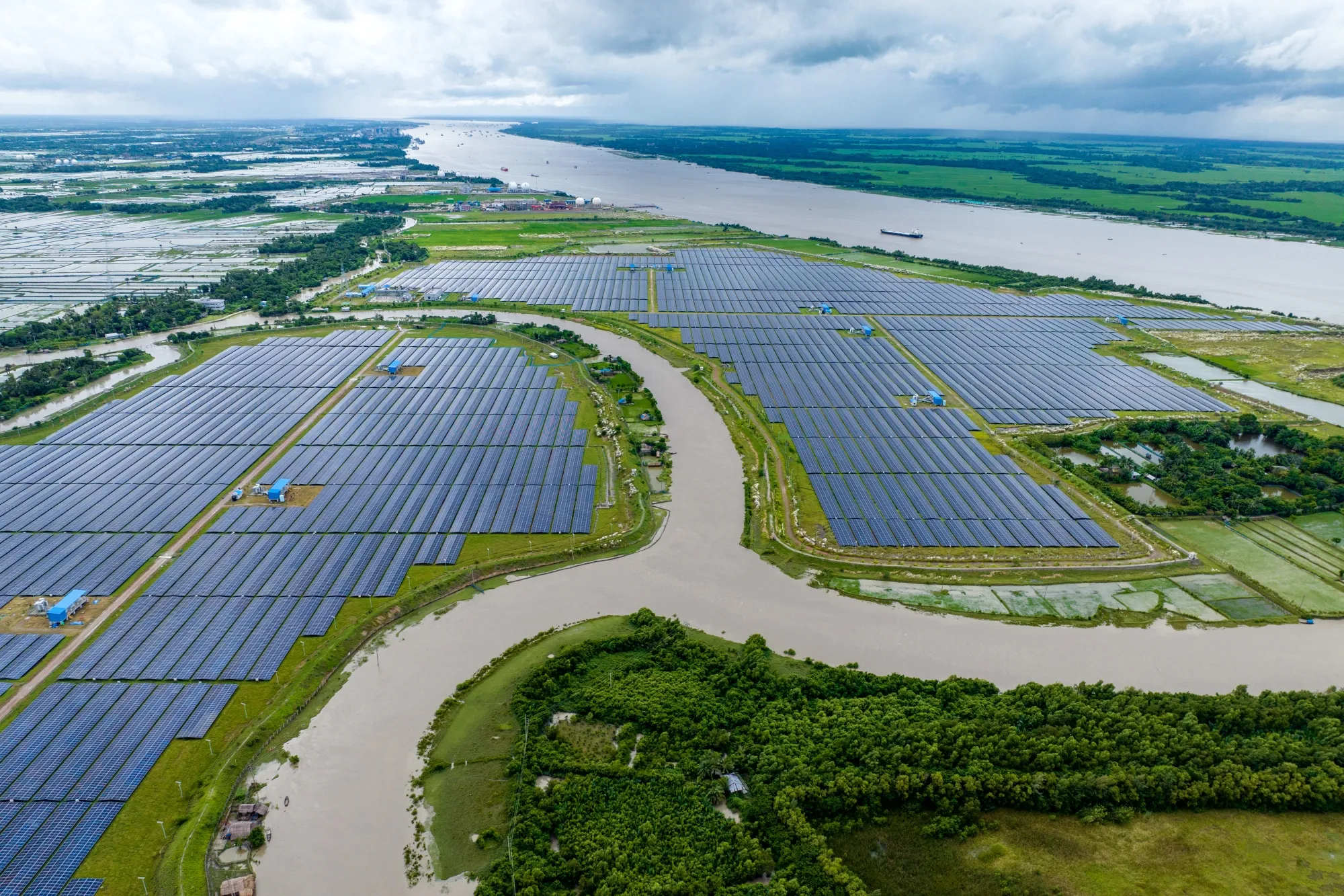 The largest solar plant in Bangladesh occupies&nbsp;a 350-acre site.&nbsp;