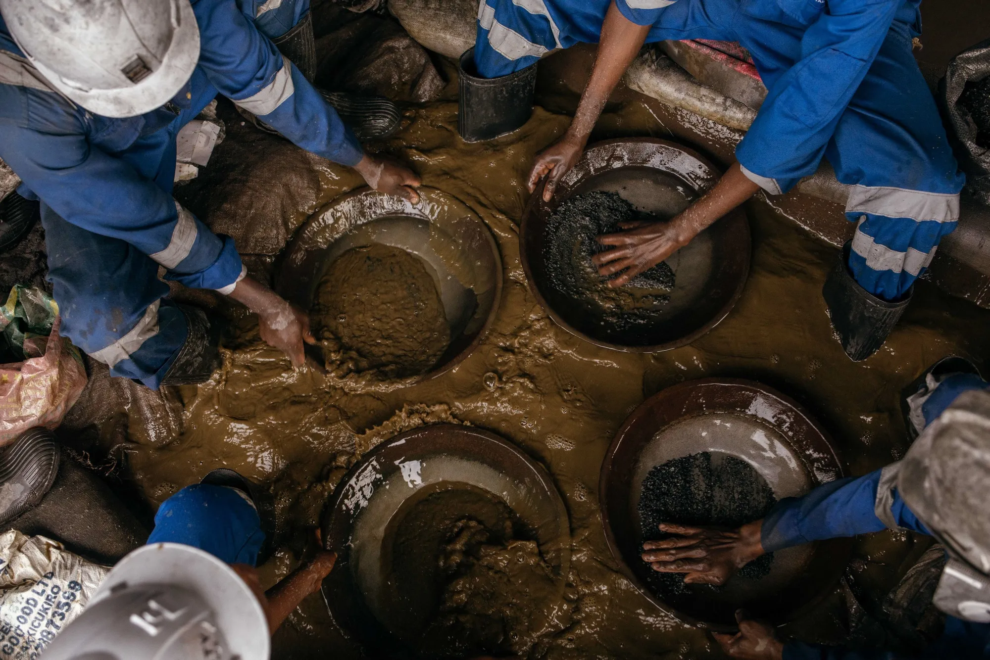 Trabajadores criban mineral en una mina de tungsteno, operada por Trinity Metals Group, al noroeste de Kigali, Ruanda, en mayo de 2025.