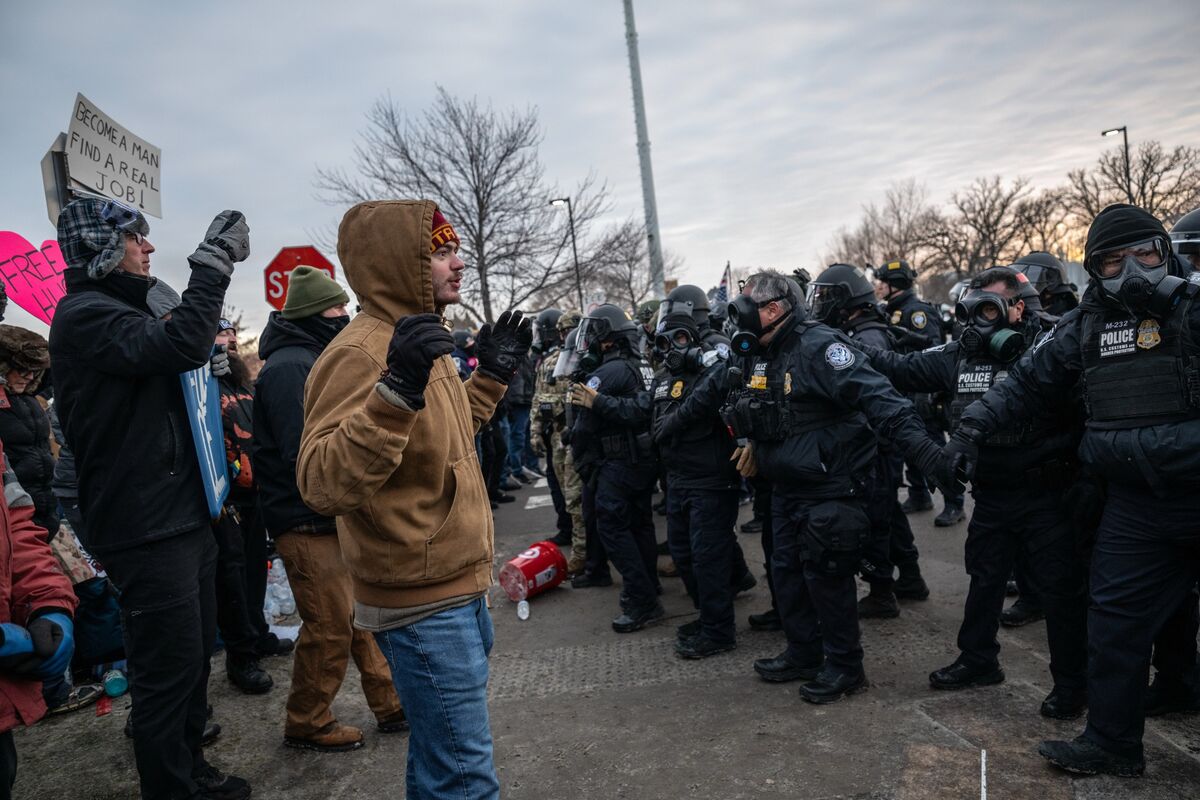 FBI, Pentagon Ready Possible Minnesota Surge to Back ICE - Bloomberg