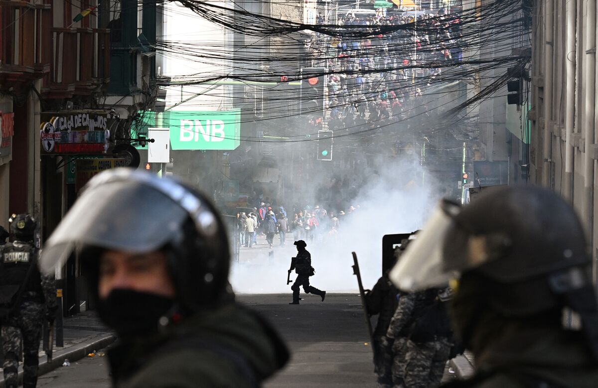 Bolivia Unrest Threatens Return of Chaos, Sinks Sovereign Bonds