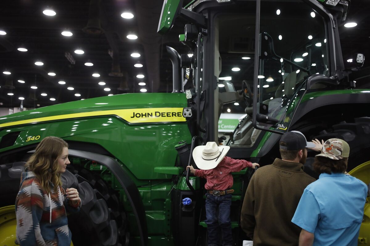 Deere (DE) Keeps Annual Profit Outlook on Resilient Tractor Market