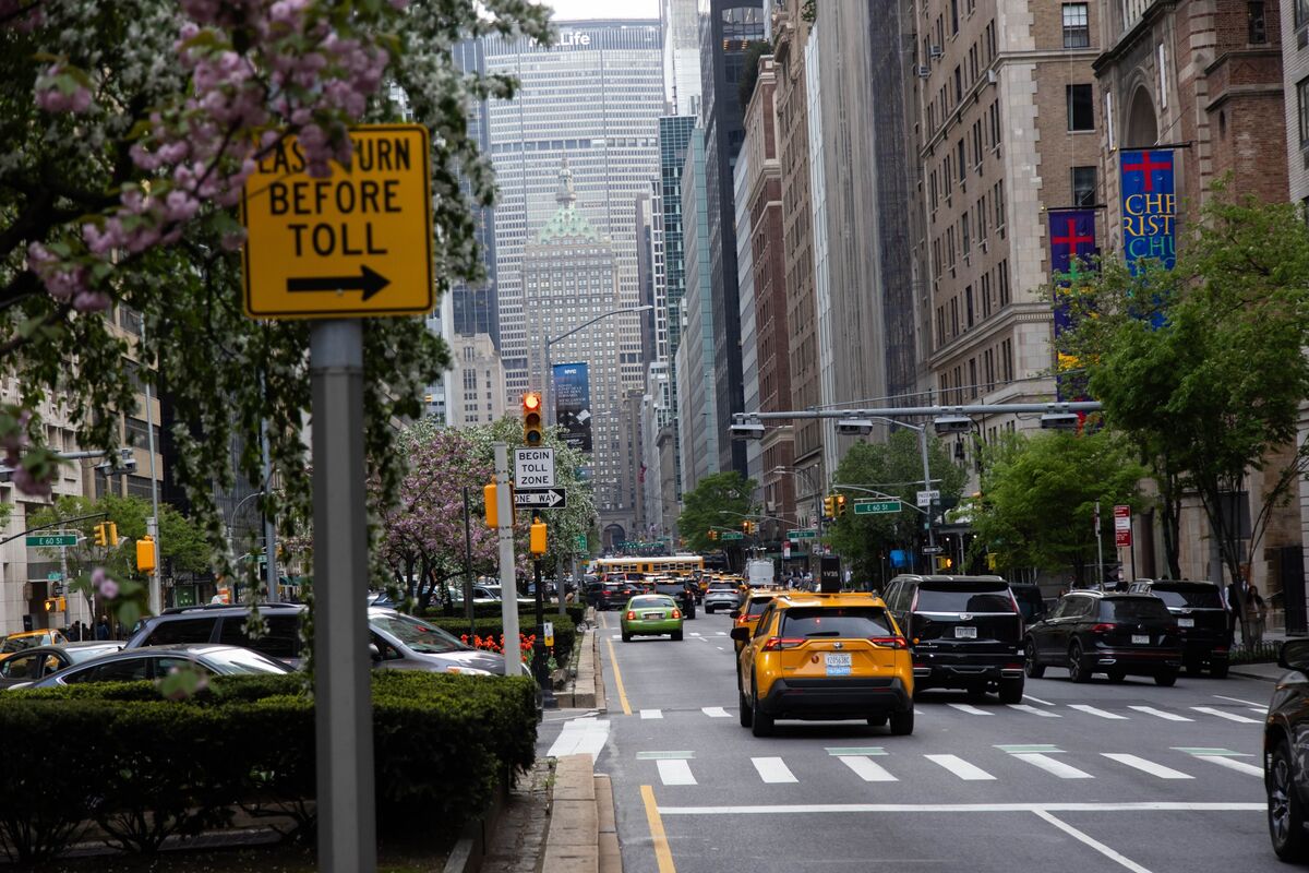 🟪"New York Congela le Iniziative di Trump: Protezione per i Progetti di Trasporto Statali"