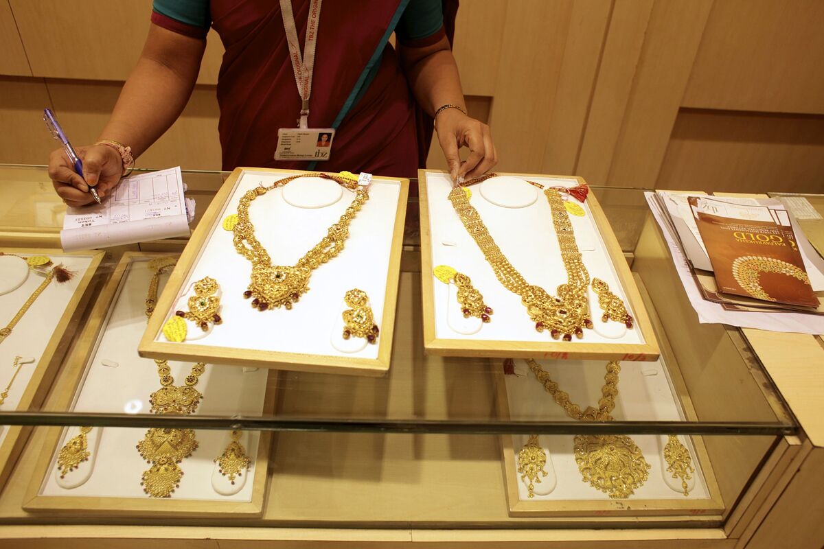 Jeweler's Value Falls By $2.8 Billion After a Gift of Shares Jeweler's Value Falls By $2.8 Billion After a Gift of Shares