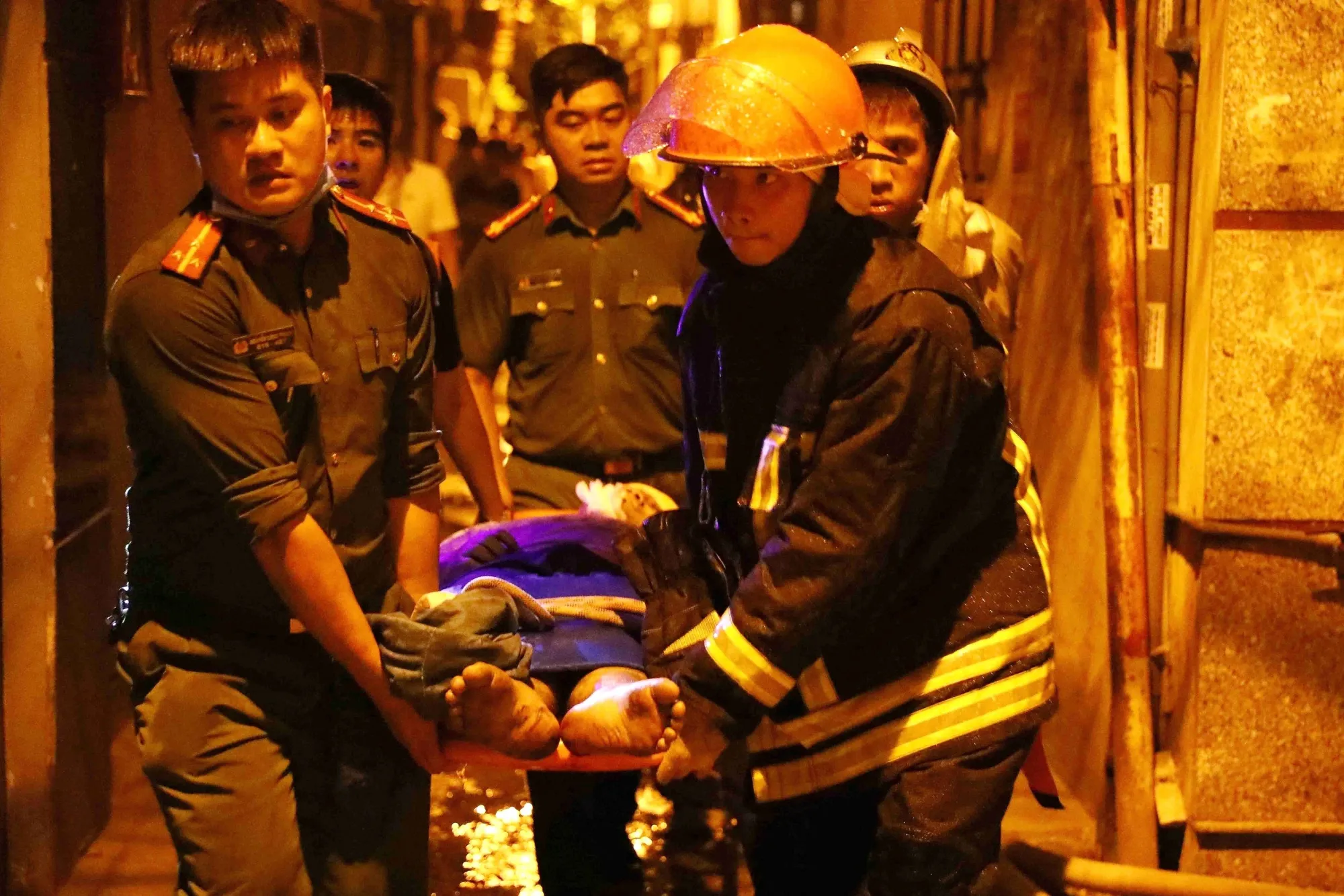 Rescue workers carry&nbsp;victims following a fire at an apartment block in Hanoi on Sept. 13&nbsp;