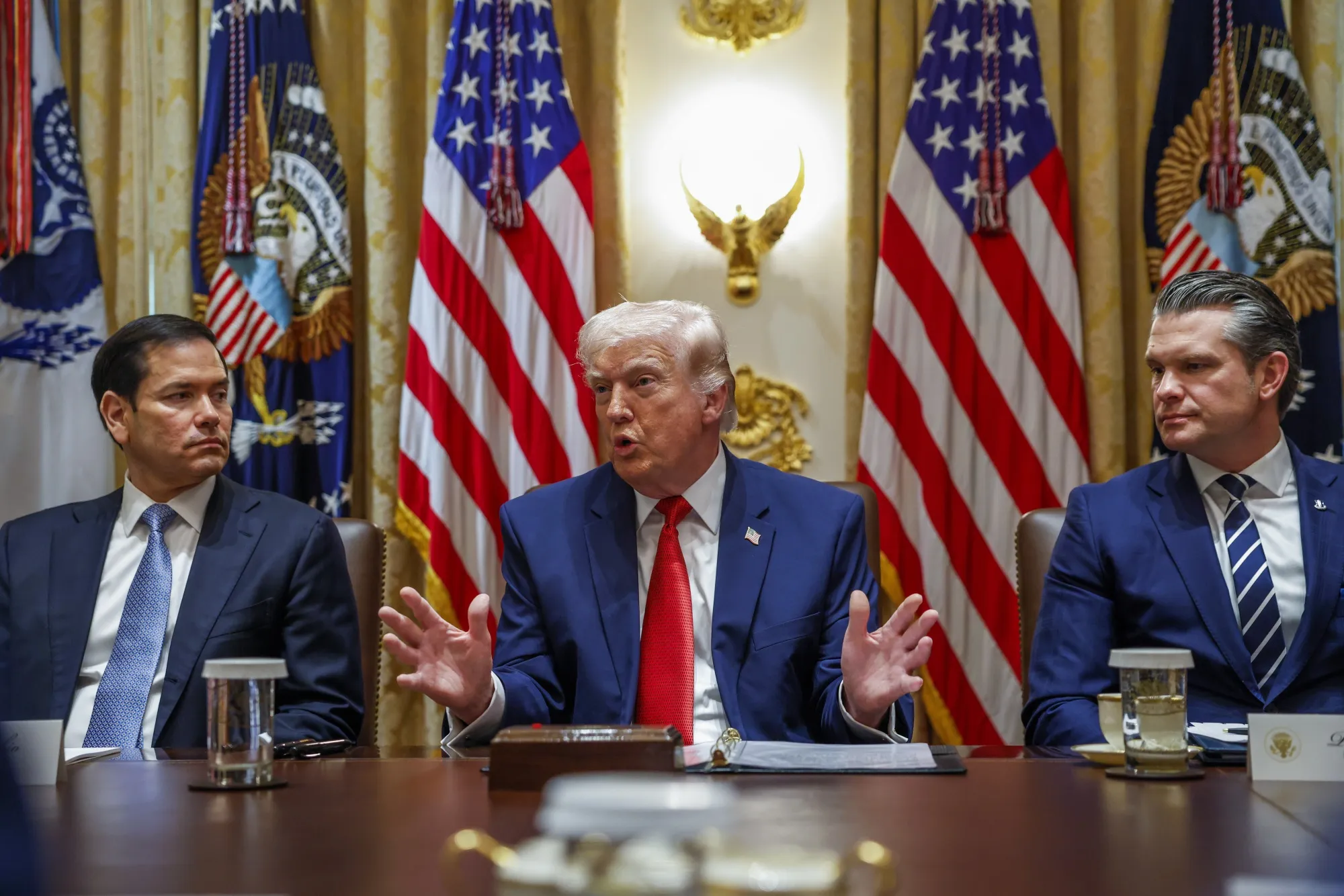左から米国のルビオ国務長官、トランプ大統領、ヘグセス国防長官（ホワイトハウスの閣議で）