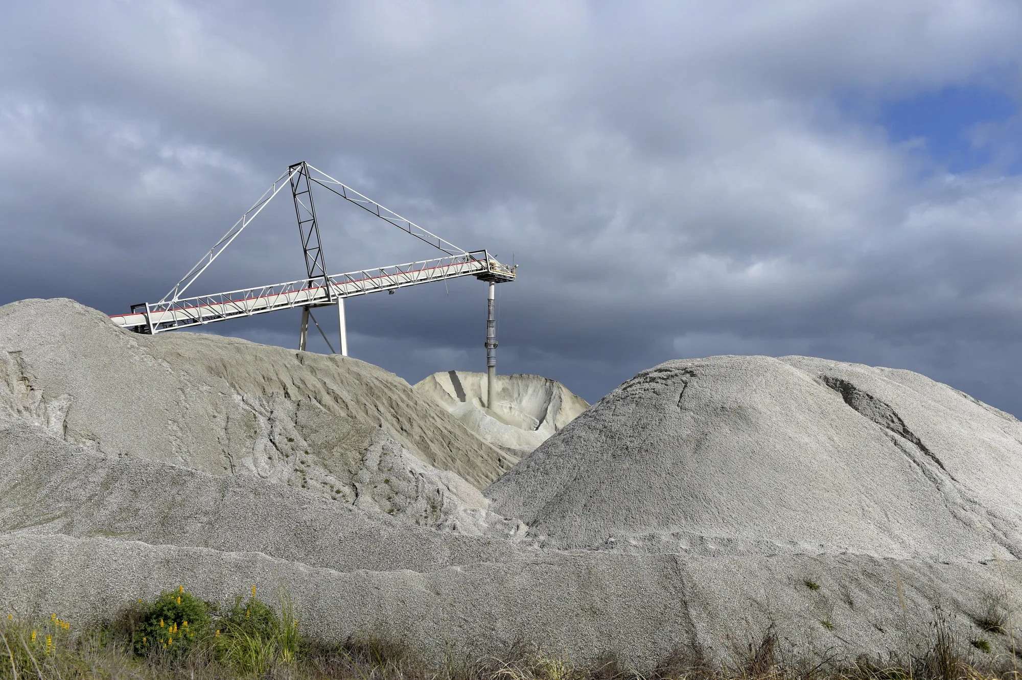 Lithium ore falls from a chute onto a stockpile&nbsp;in Greenbushes, Australia.