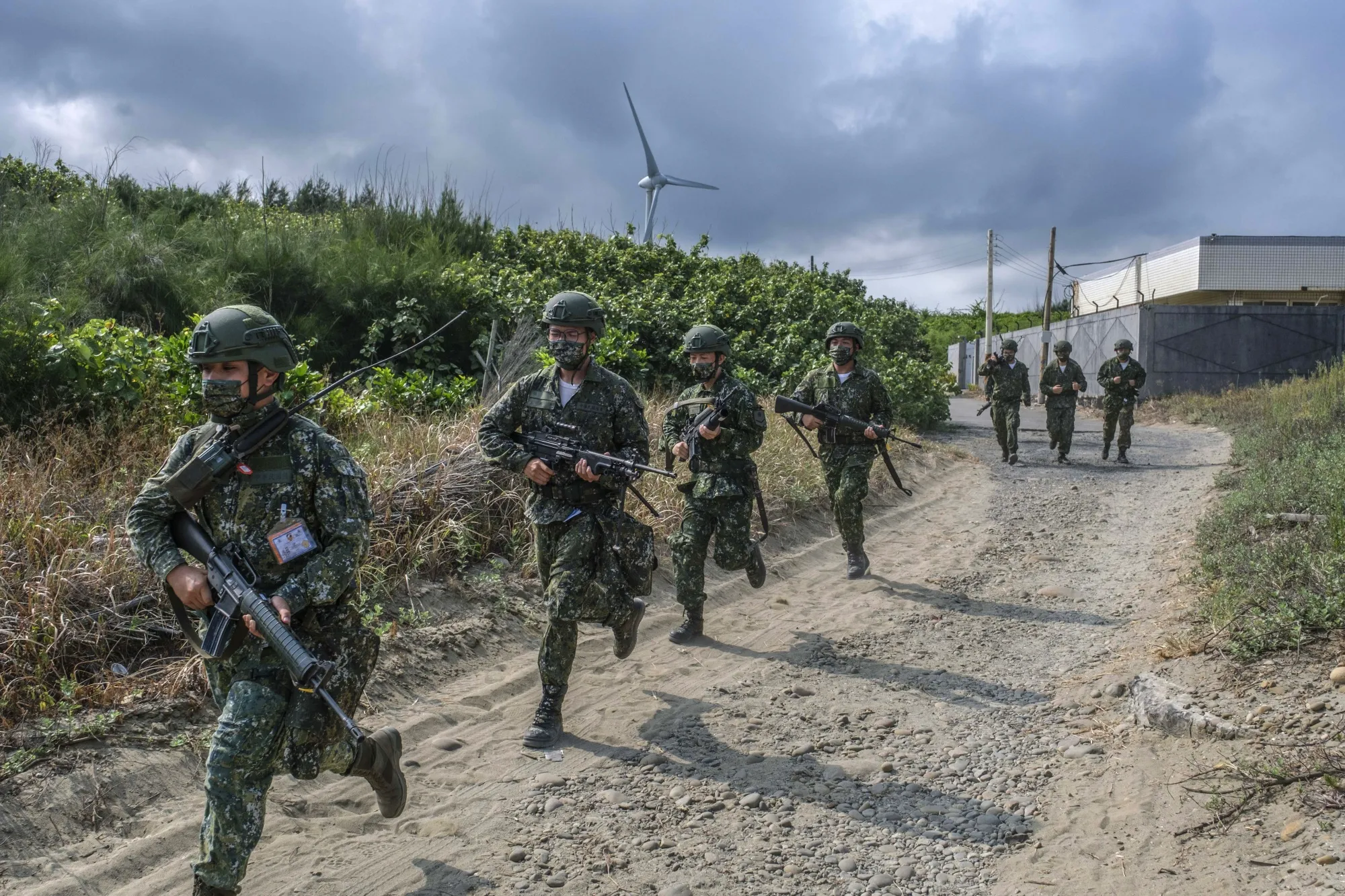 台湾軍、沖合の島付近で民間ドローンに威嚇の警告射撃－国防部 - Bloomberg