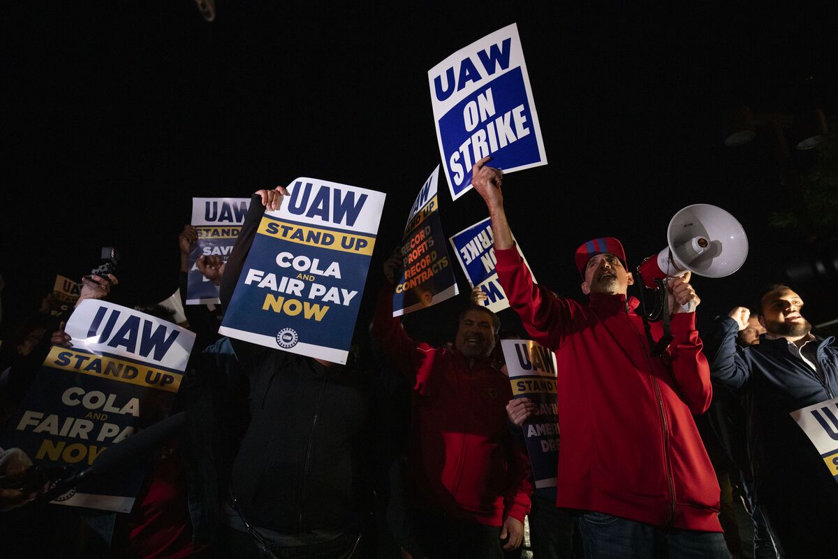 UAW Strike Begins as GM, Ford, Stellantis Contract Negotiations Fail – Bloomberg