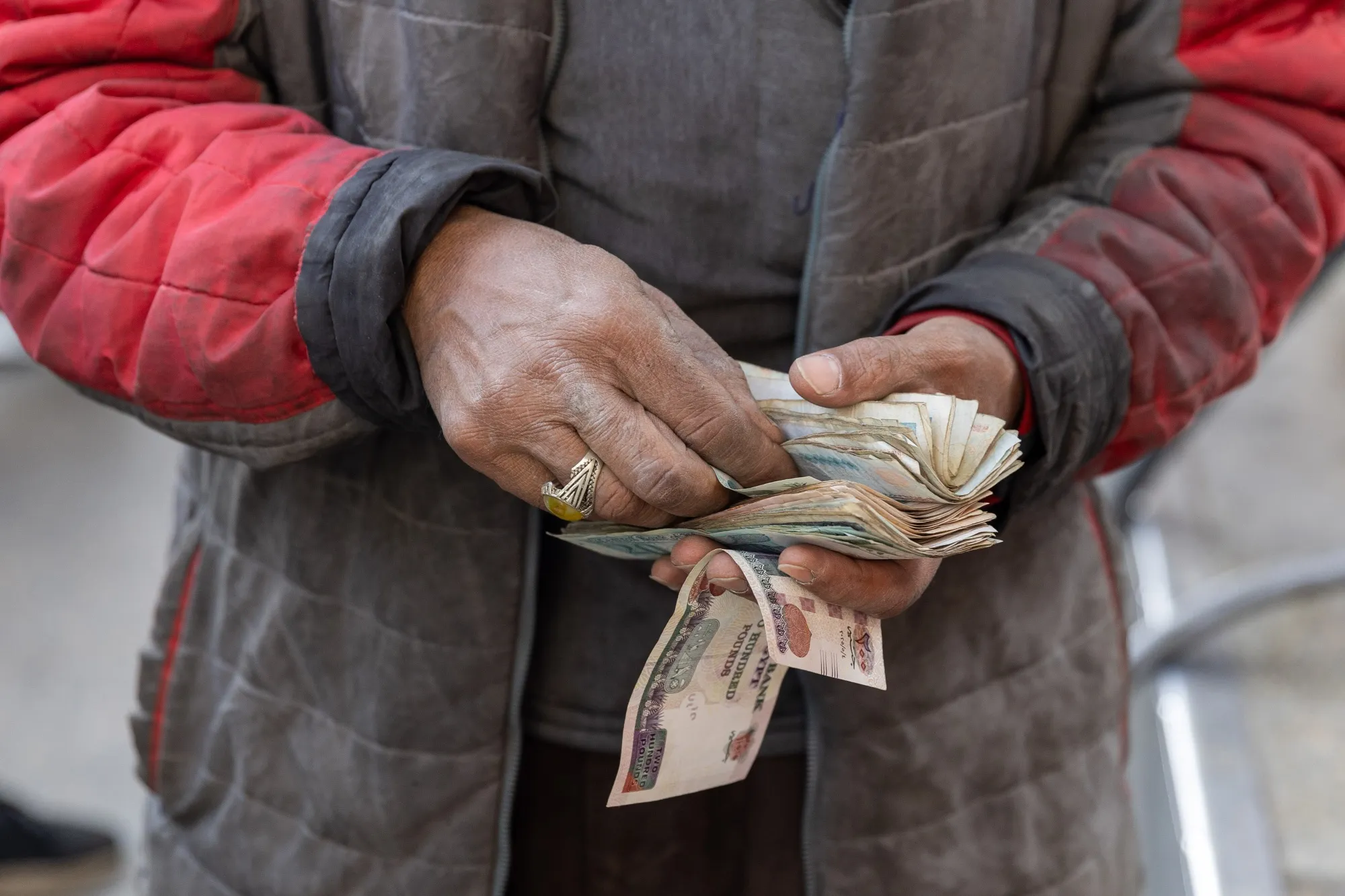 Un empleado cuenta billetes egipcios en una gasolinera de El Cairo.