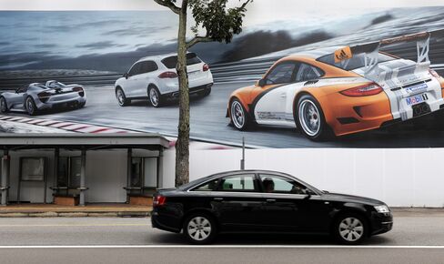 Singapore’s Car Permit Prices Fall Most in 4 Years on Loan Curbs