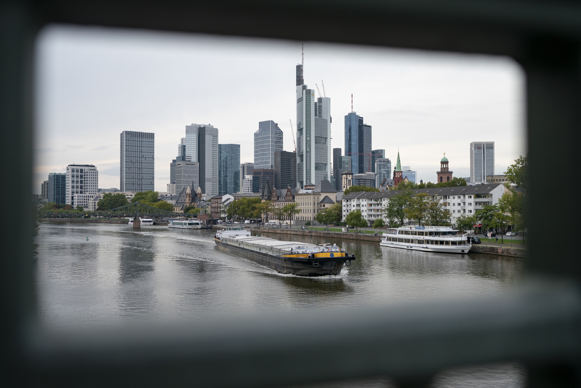 German Bankers Brace For More Cuts After Losing 1 000 Jobs Bloomberg