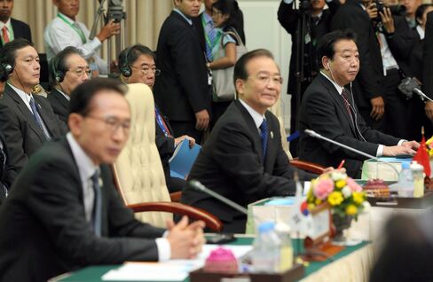 Asia’s Top Economies Aim for Trade Deal as Sea Dispute Set Aside