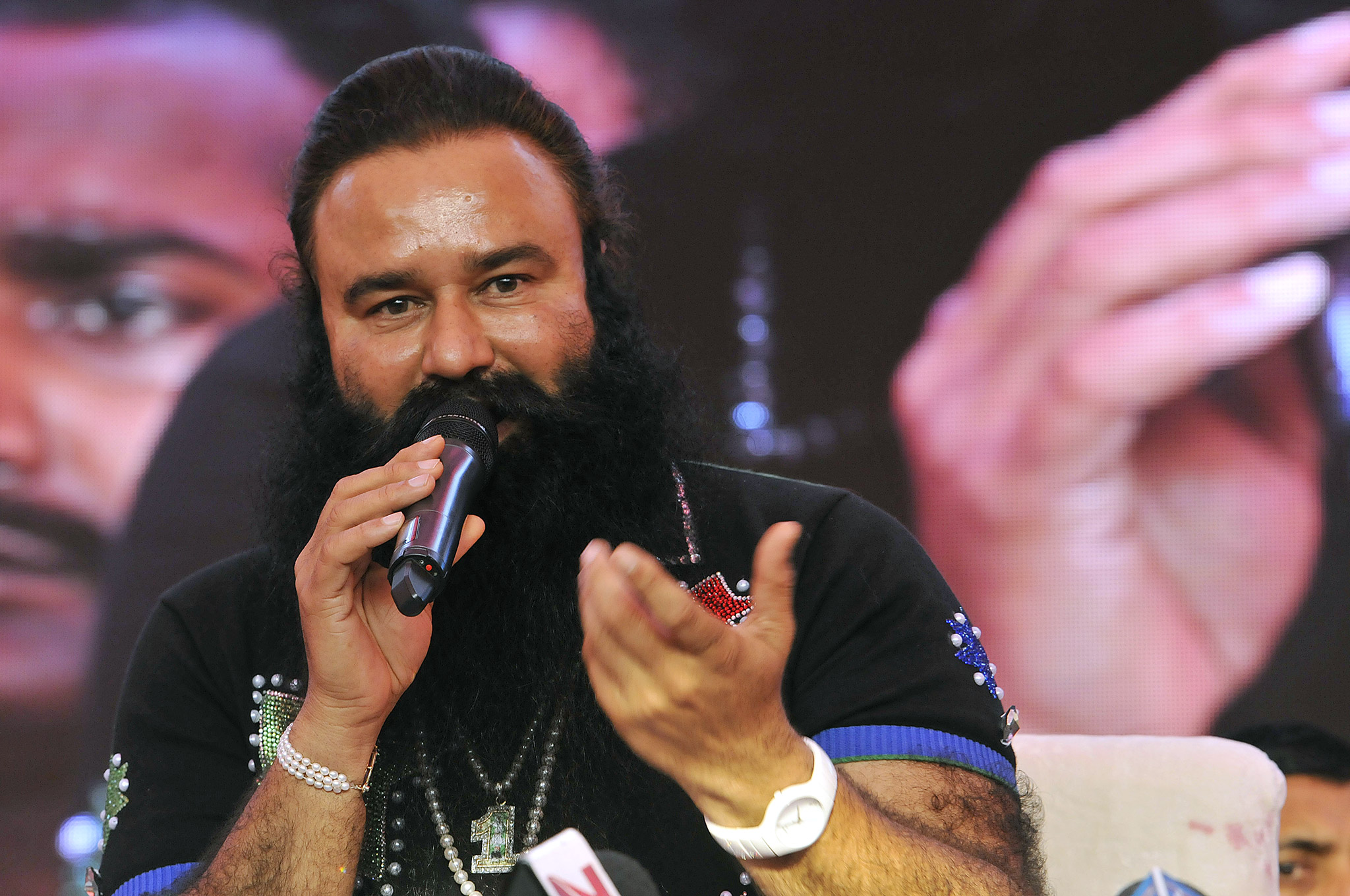 2048px x 1360px - India's Rockstar Saint Is a Spiritual Guru, Cinema Sensation, and Rape  Suspect - Bloomberg