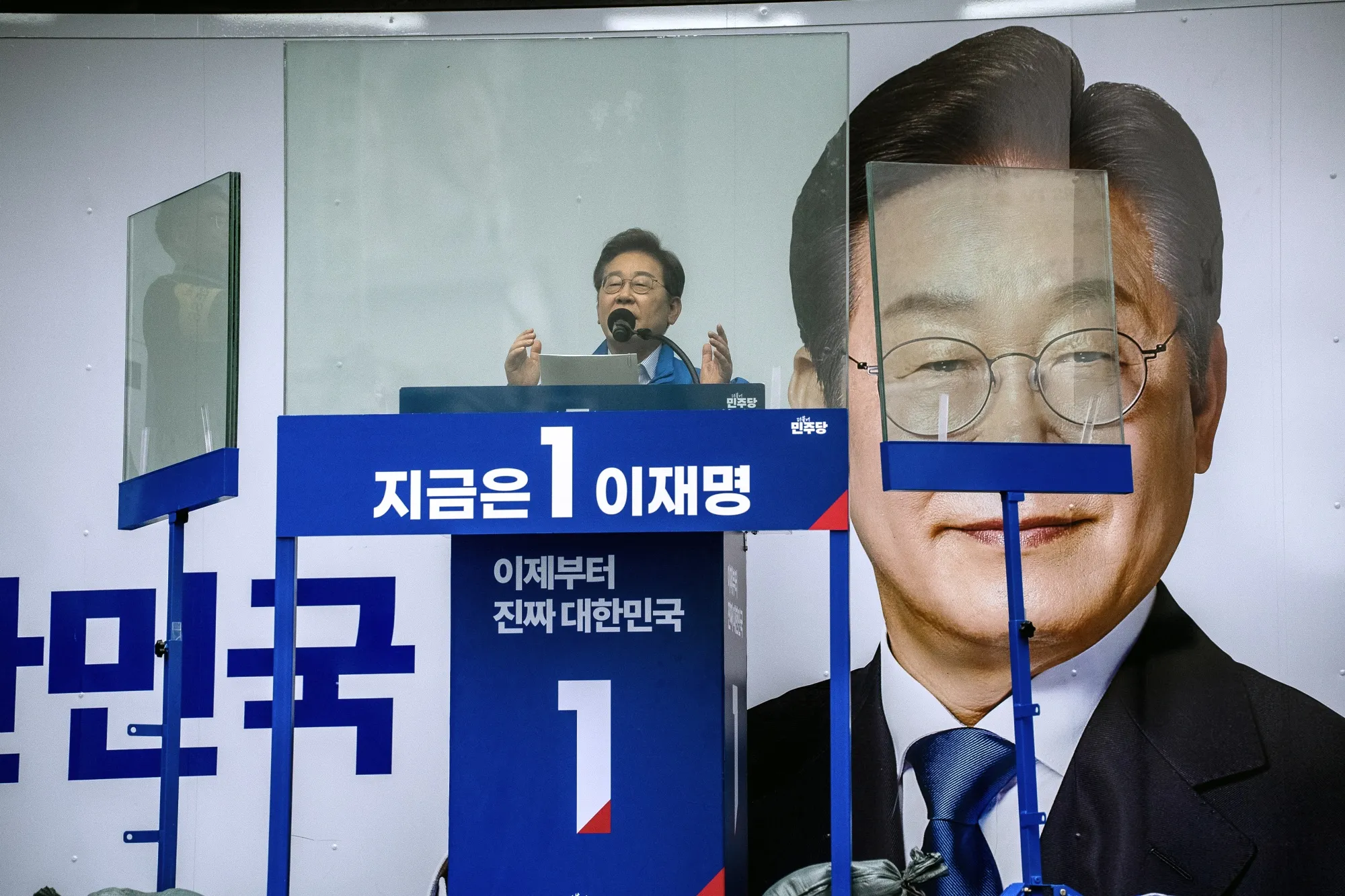 Lee Jae-myung speaks at a campaign event in Uijeongbu on May 20.