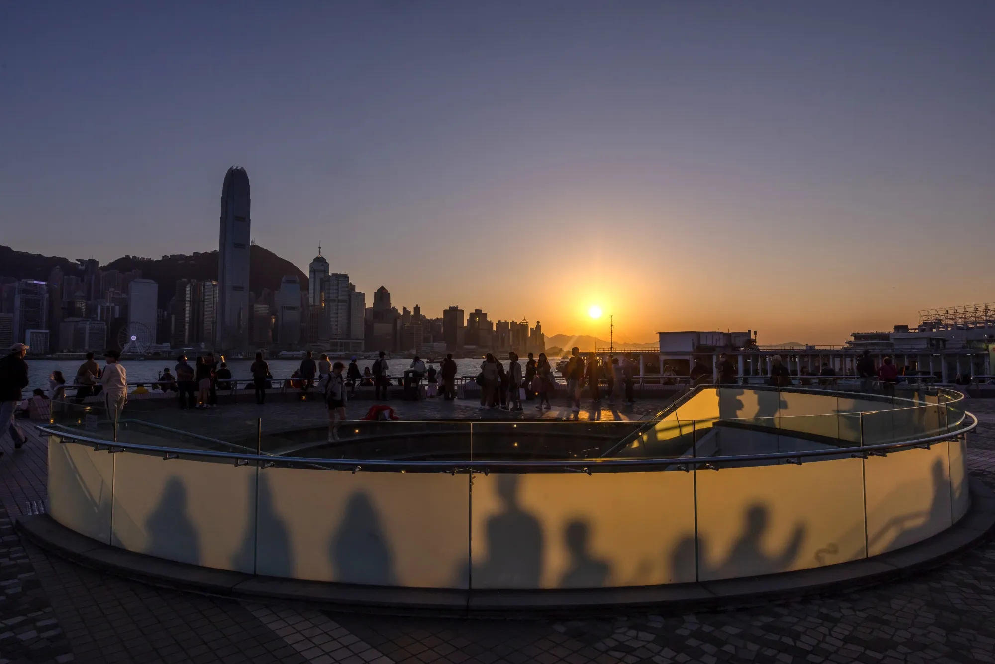 Hong Kong has traditionally been a popular spot for executives and staff of private equity and hedge funds, but it’s now facing competition from Dubai and Singapore.&nbsp;