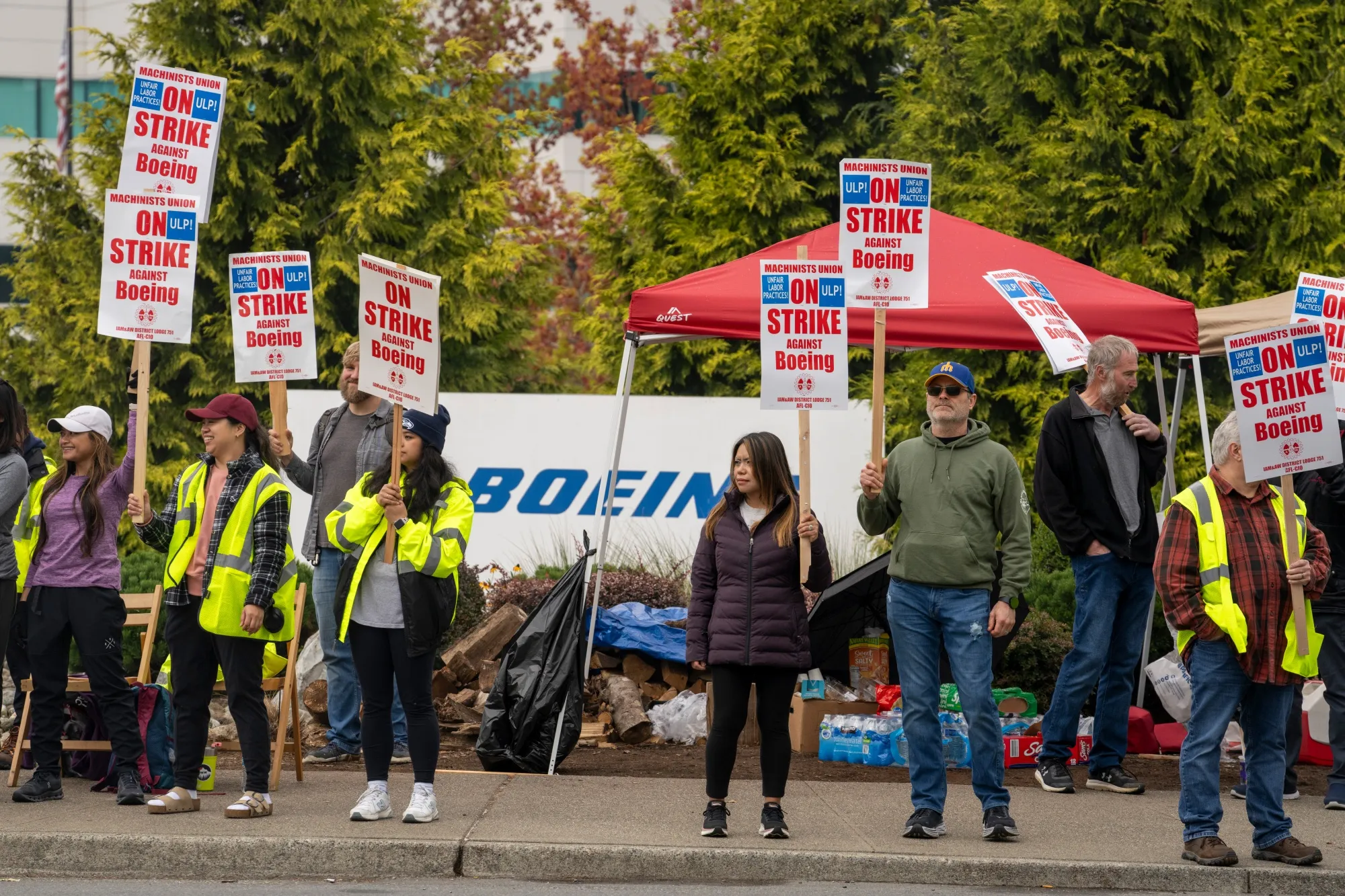 Workers picket outside a Boeing&nbsp;facility during a strike in Everett, Washington,&nbsp;on&nbsp;Sept. 16.&nbsp;