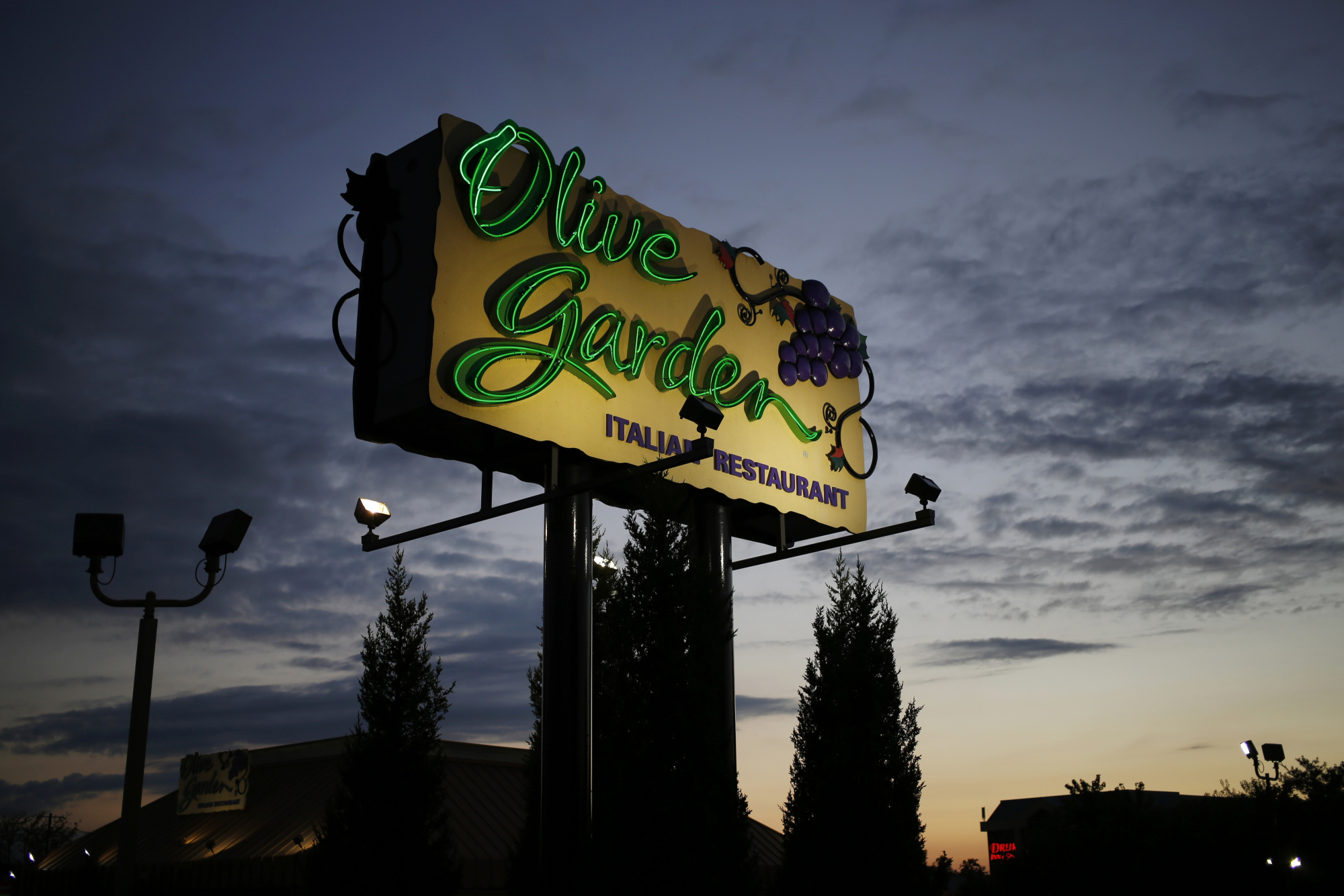 Olive Garden Owner Pledges To Boost Employee Perks After Tax Cut