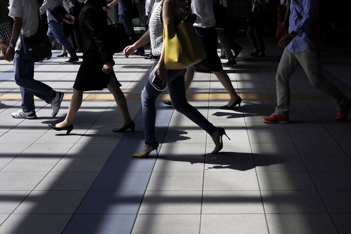 1498637764_japan worker salarywomen