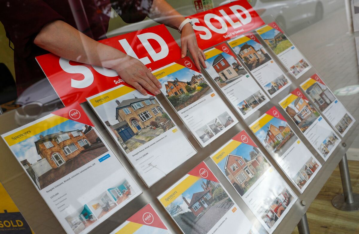 U.K. Housing Market Outlook Dims With Jump in Borrowing Costs