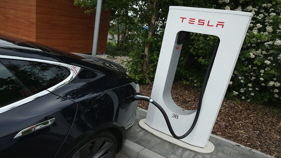 Tesla Junk Rating May Be Due for Upgrade After Cash Pile Swells