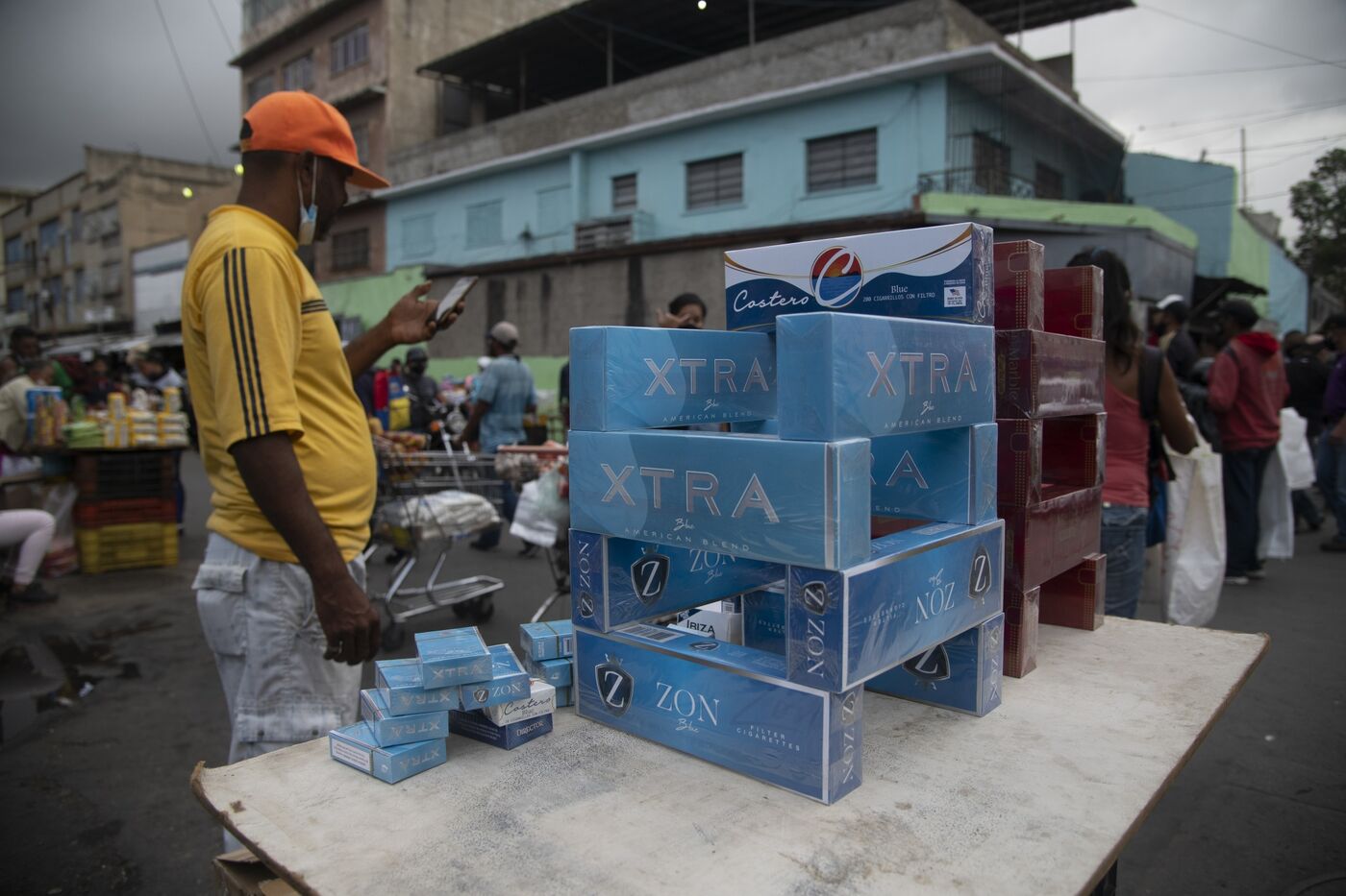 Cigarette Dealers Are The New Dollar Exchange In Caracas