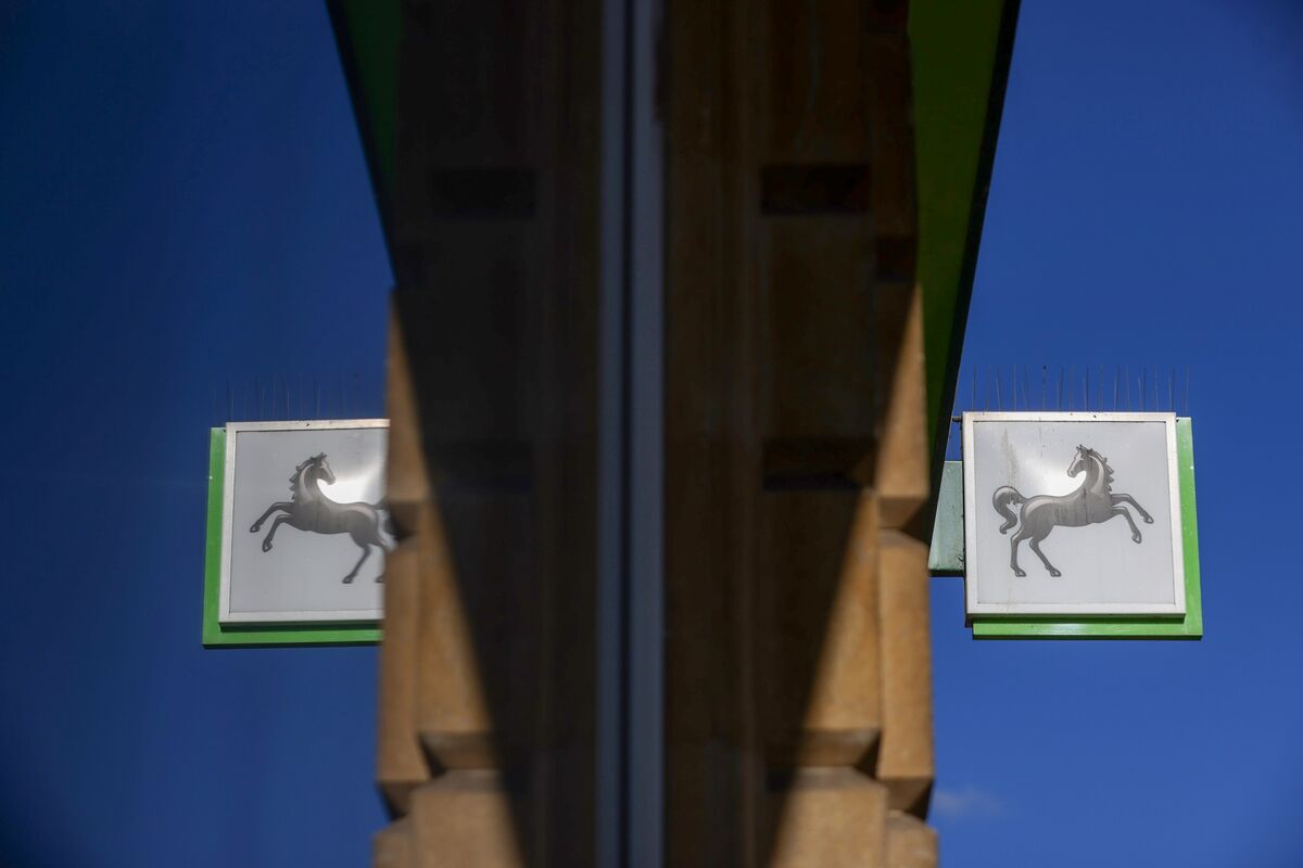 
                            Lloyds Tasks 7,000 Staffers With Testing Out AI Assistant