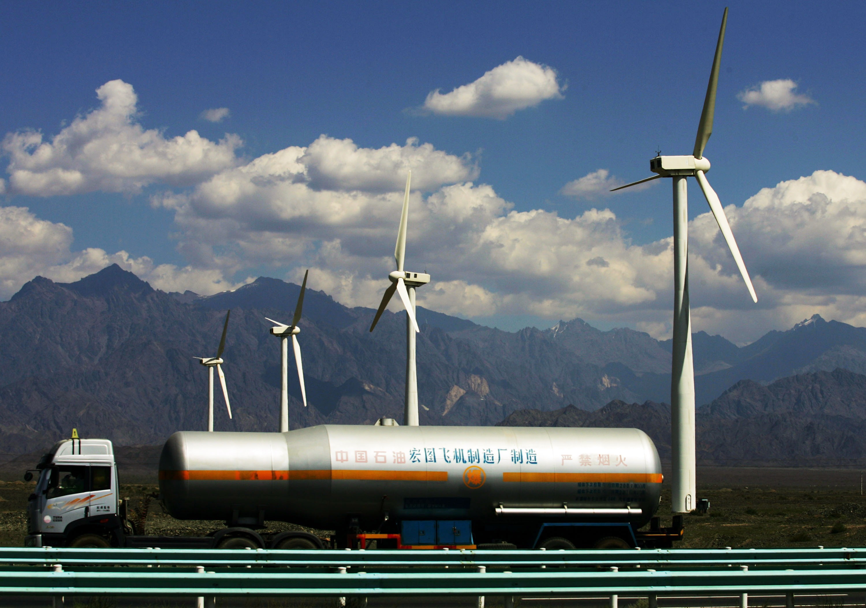 Энергетика кнр становится чистой все быстрее. Ветряная электростанция Ганьсу. Ветровая электростанция Ганьсу. Ветряные электростанции Китай. Ветровые электростанции в Китае.