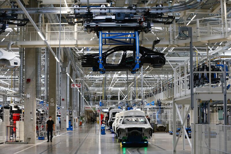 Daimler AG представляет новый седан Mercedes Benz S-класса на заводе автопроизводителя с углеродно-нейтральным уровнем