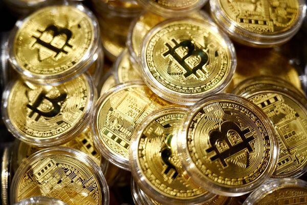 Gold, Bitcoin Surge as ‘Debasement Trade’ Weighs on Currencies