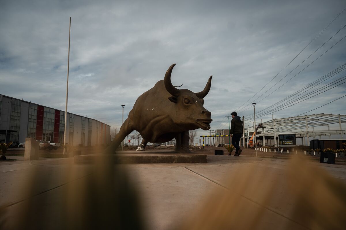 bloomberg.com - Ignacio Olivera Doll - Milei's Voters Abandon Buenos Aires to Hunt for Jobs in Oil Country
