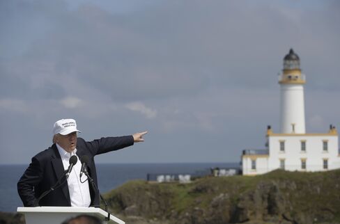 ターンベリーで会見するトランプ氏
