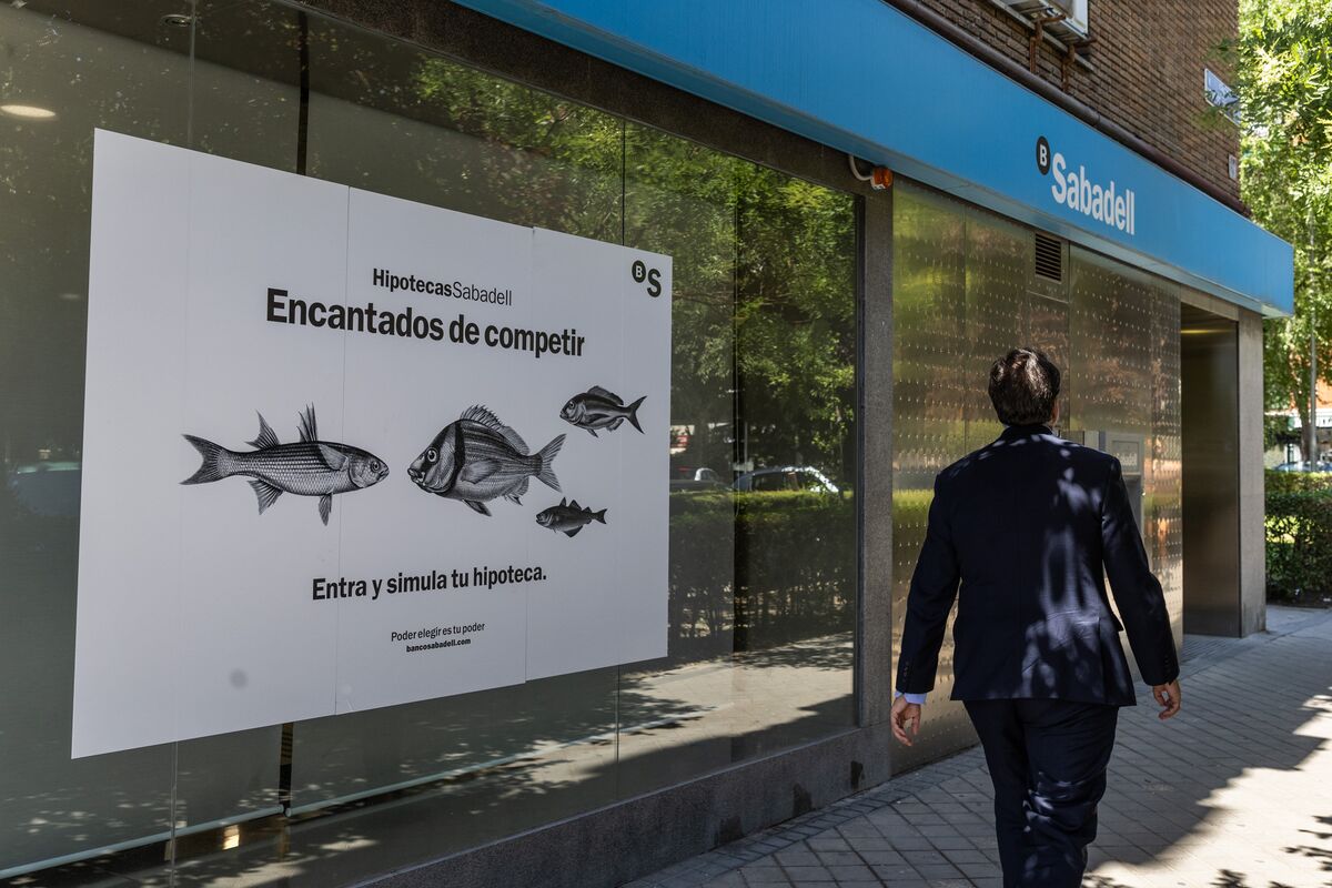 Investor David Martinez Congratulates Sabadell on Fending Off BBVA