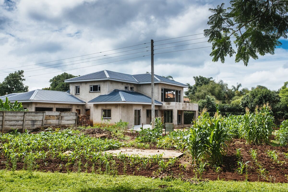 🟪"Investimenti Immobiliari: Gli Zimbabweani Cercano Sicurezza in un'Economia Instabile"