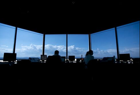 Lawmakers Call for Halt to Air Traffic Controller Furloughs