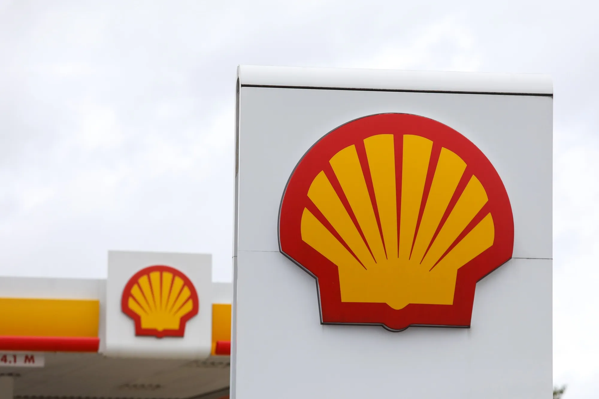 Royal Dutch Shell Plc to Cut Up to 9,000 Jobs