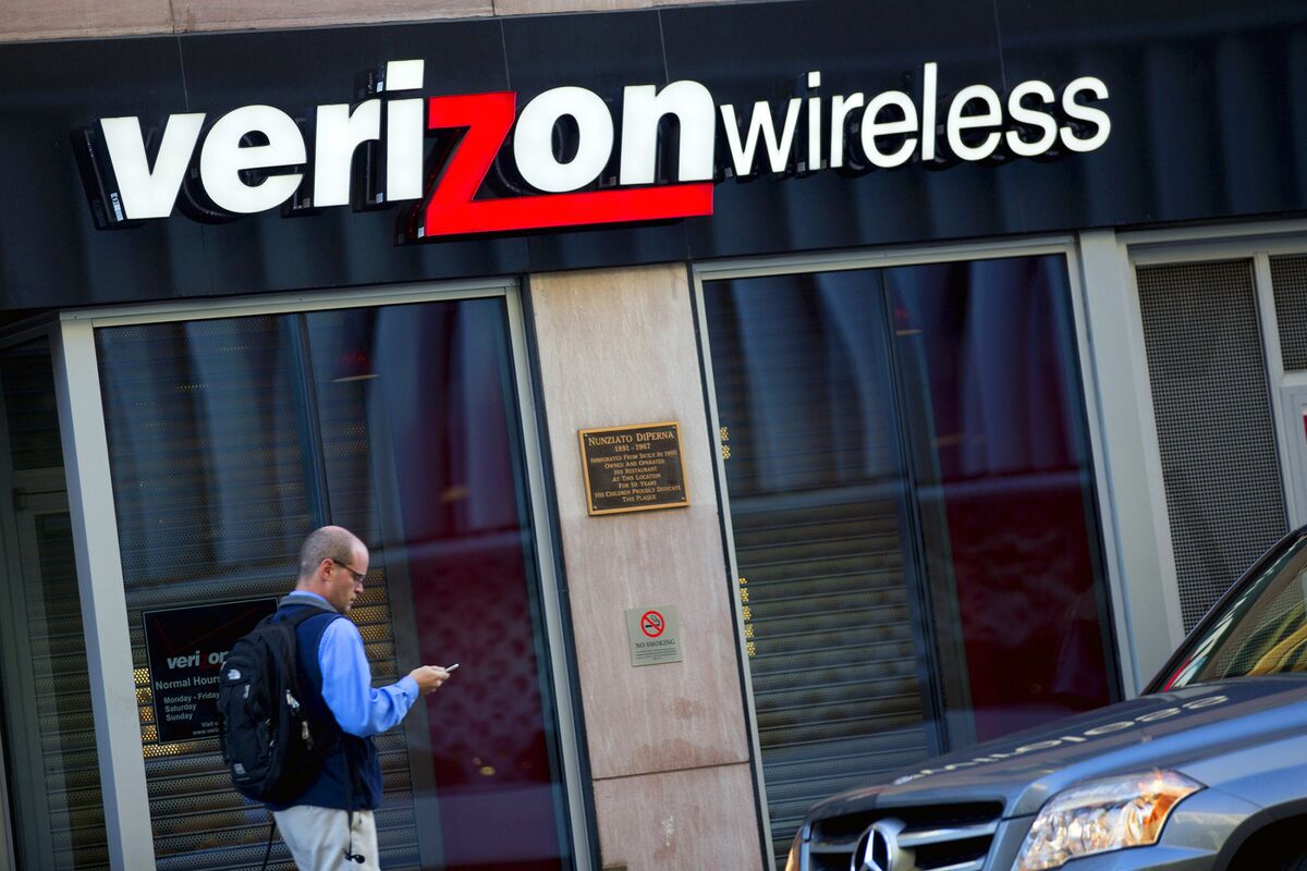 Verizon Reaches Deal for Lowered Yahoo Price After Hacks - Bloomberg