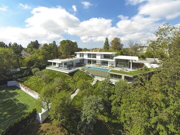 For Sale 10 Stunning Modern Mansions In L A Bloomberg