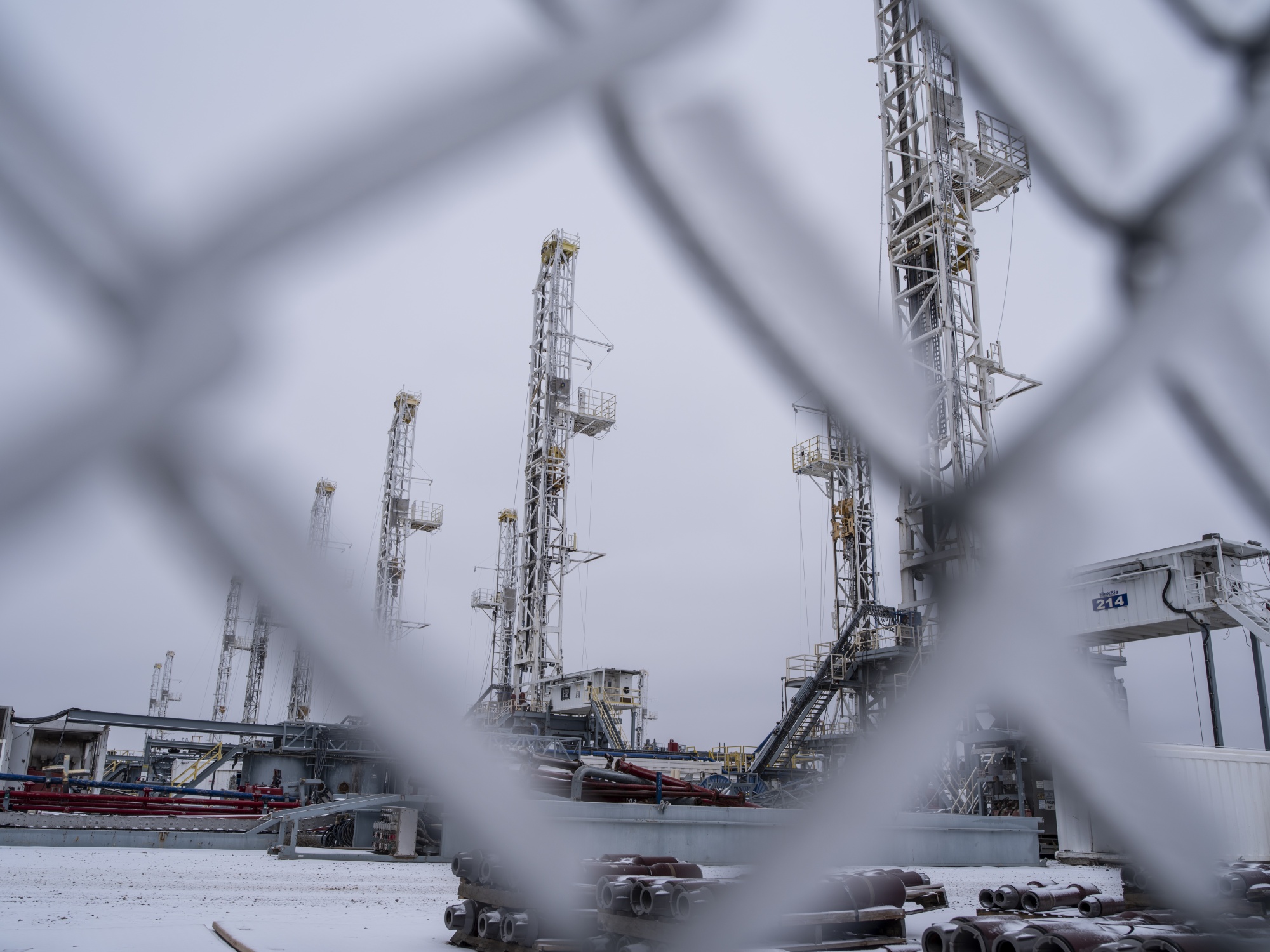Idle oil drilling rigs in the snow&nbsp;near Midland, Texas, in 2021.&nbsp;