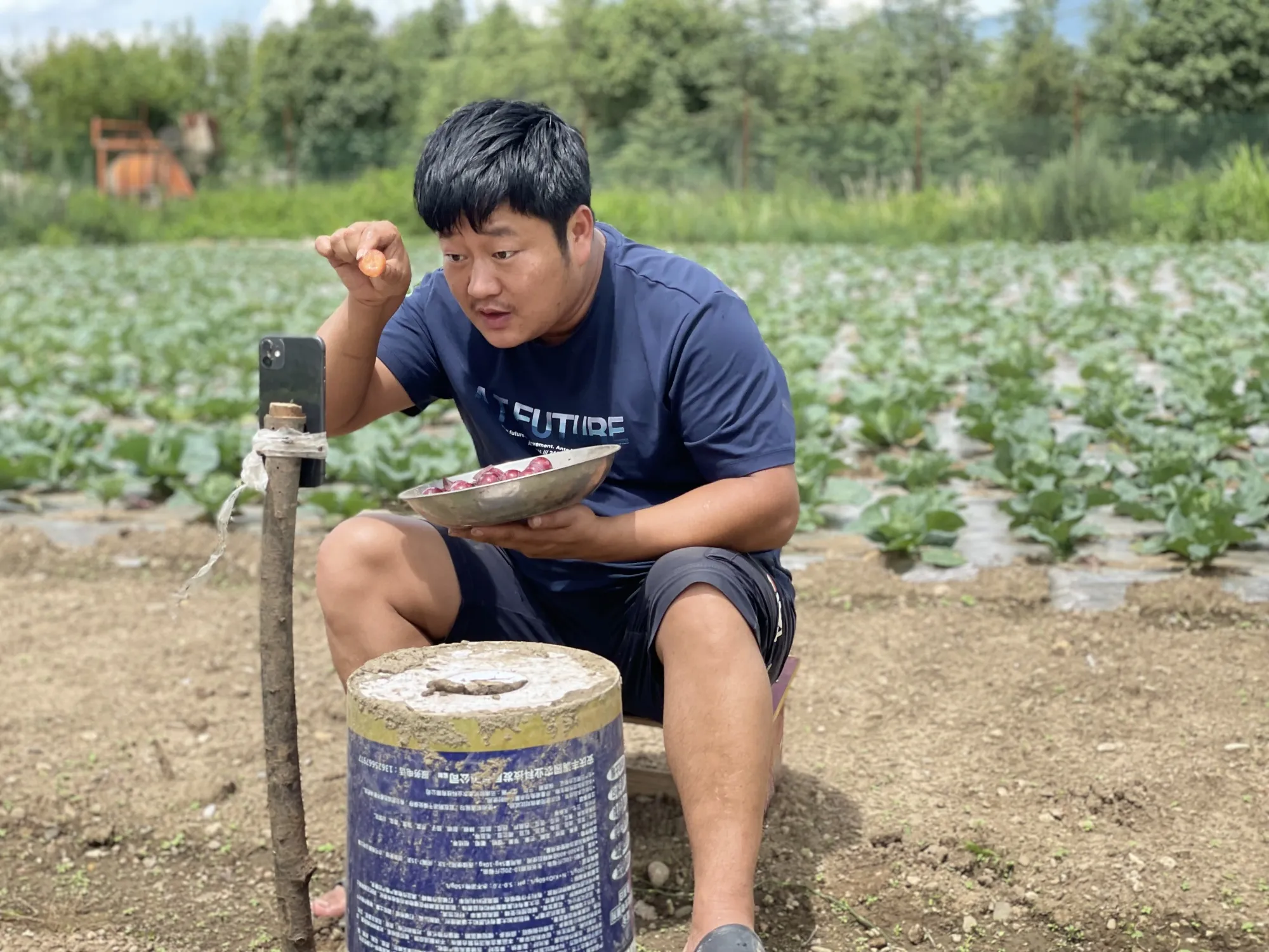 Brother Pomegranate Jin Guowei during a livestream.